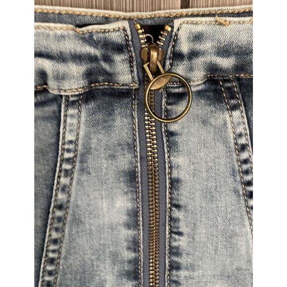 Buffalo David Bitton Cadby High Rise Denim Skirt Size 29 Light Wash Zipper Front - Picture 2 of 6